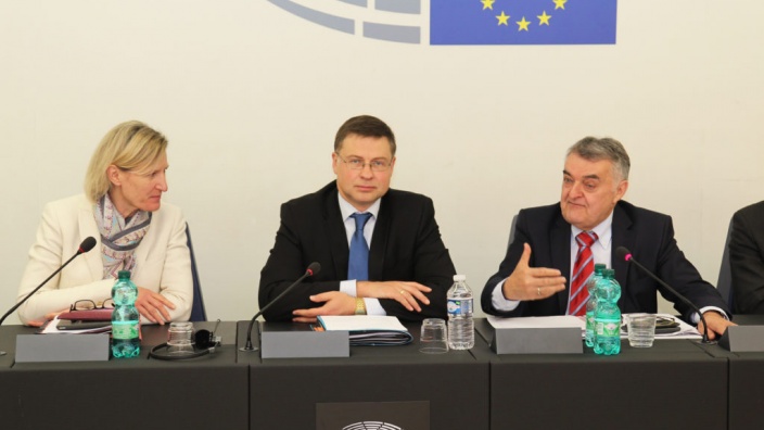 Valsis Dombrovskis, Vizepräsident der EU-Kommission diskutiert aktuelle Fragen der Finanz- und Währungspolitik mit den CDU/CSU-Europaparlamentariern, 16.05.2017